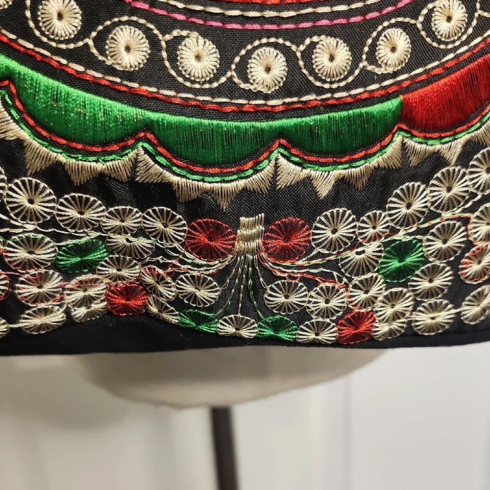 Elegant Mexican Black Floral Embroidered Shoulder Bag. - Picture 5 of 12